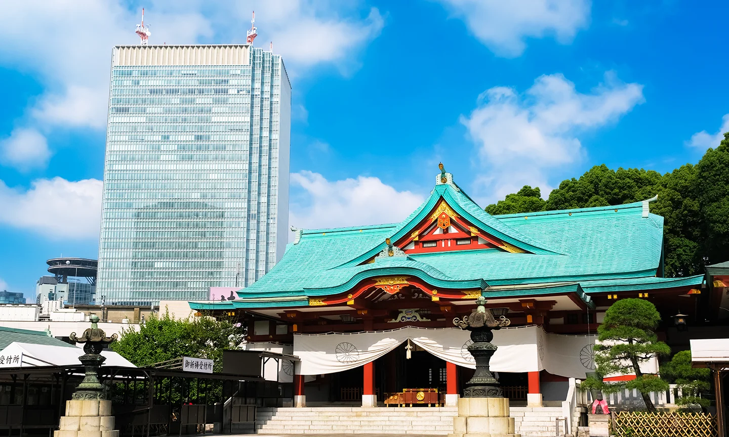 赤坂周辺の青空と高層ビル群