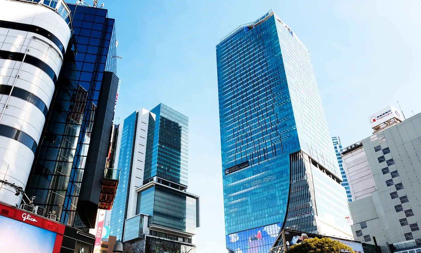 渋谷宮益坂周辺の青空と高層ビル群