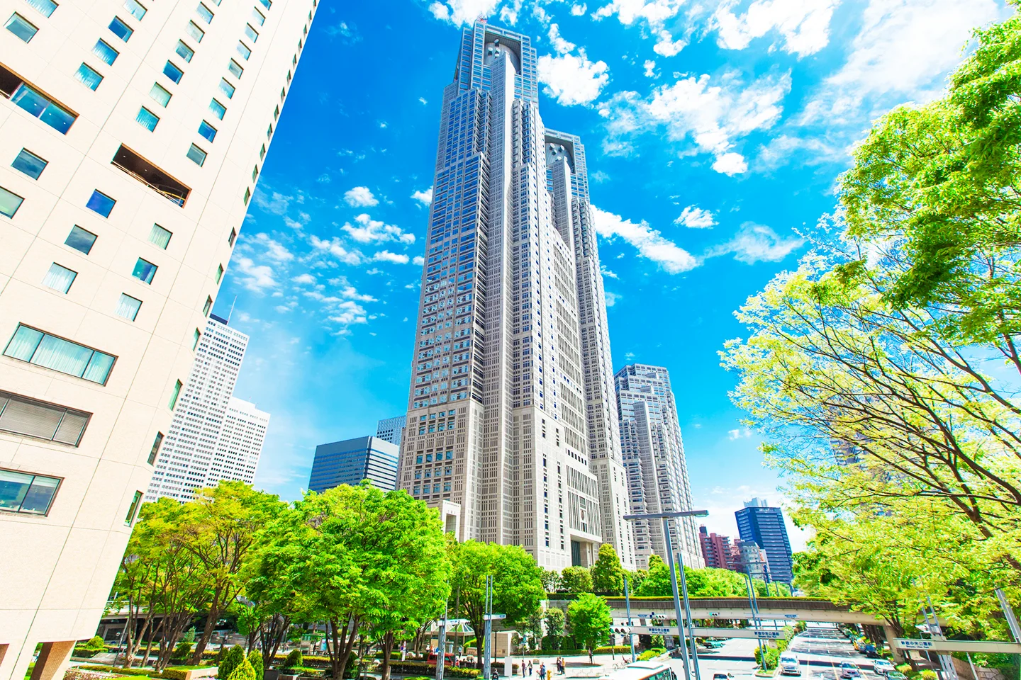 新宿駅周辺の街並み
