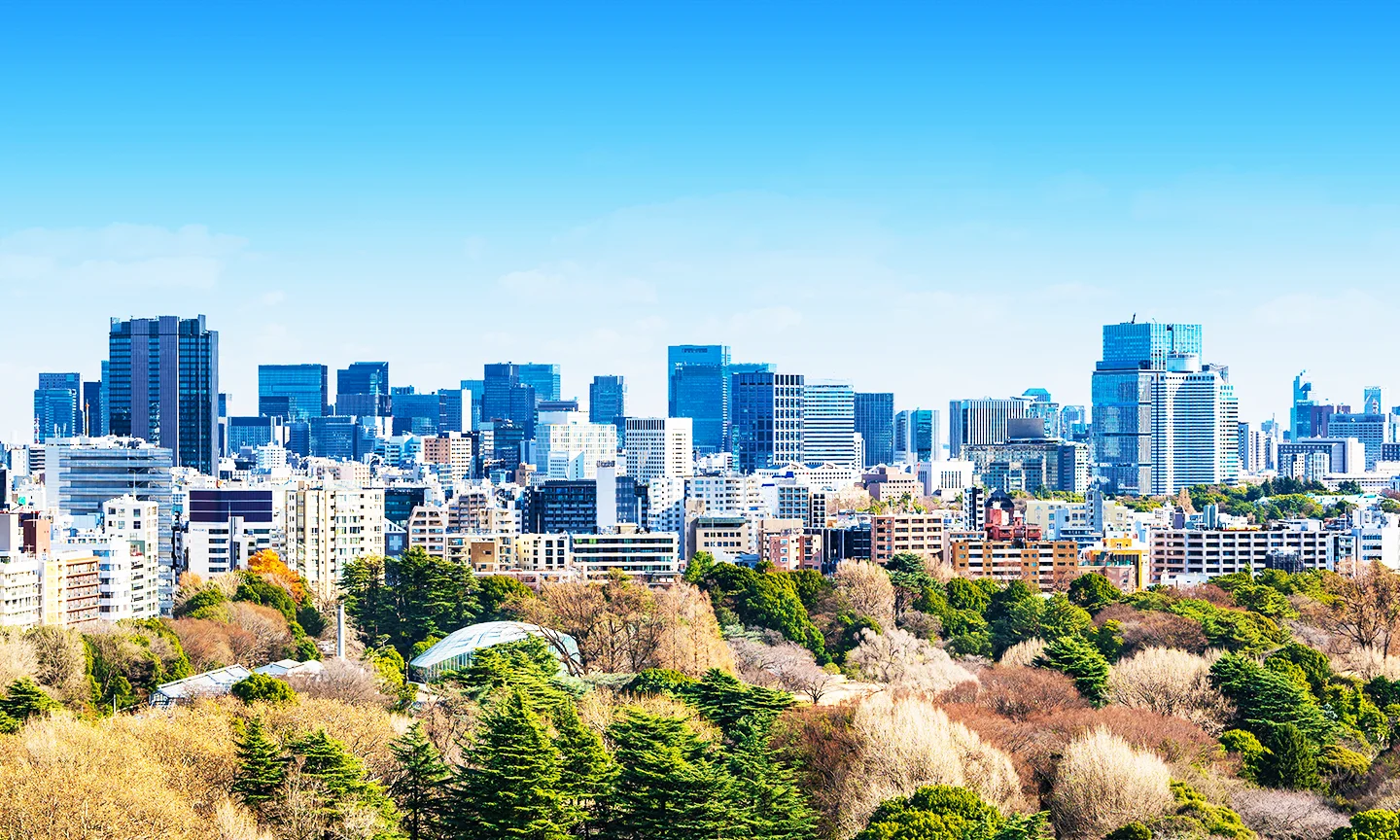 新宿周辺の青空と高層ビル群
